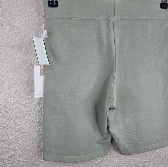 Good American NWT Essential Biker Shorts Color Agave Size 2 RN 151301 - Picture 8 of 16